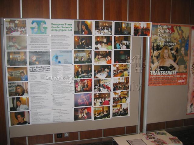 23. ILGA (International Lesbian, Gay, Bisexual, Trans and Intersex Association) World Conference – Geneva (27.03.–03.04.2006, Genf) – Fotowand des "First European TransGender Council 2005", "Egalité - Dignité - Travail - Liberté et Respect – Pour les transgenres* – Le préservatif nous protège du VIH/SIDA et M.S.T."