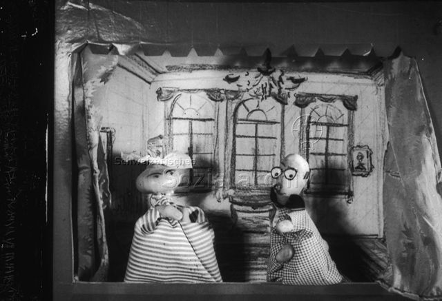 "Gemüsetheater" - Aufführung: Zwei Handpuppen mit je einer Kartoffel und einer Zwiebel als Kopf; um 1960