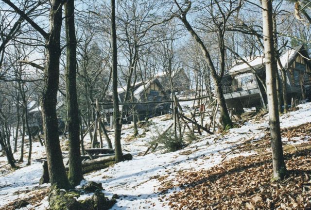 Bosco della Bella, Feriendorf für kinderreiche Familien - Ansicht der Aussenanlage im Winter, Spielplatz, Ferienhäuser; 2002