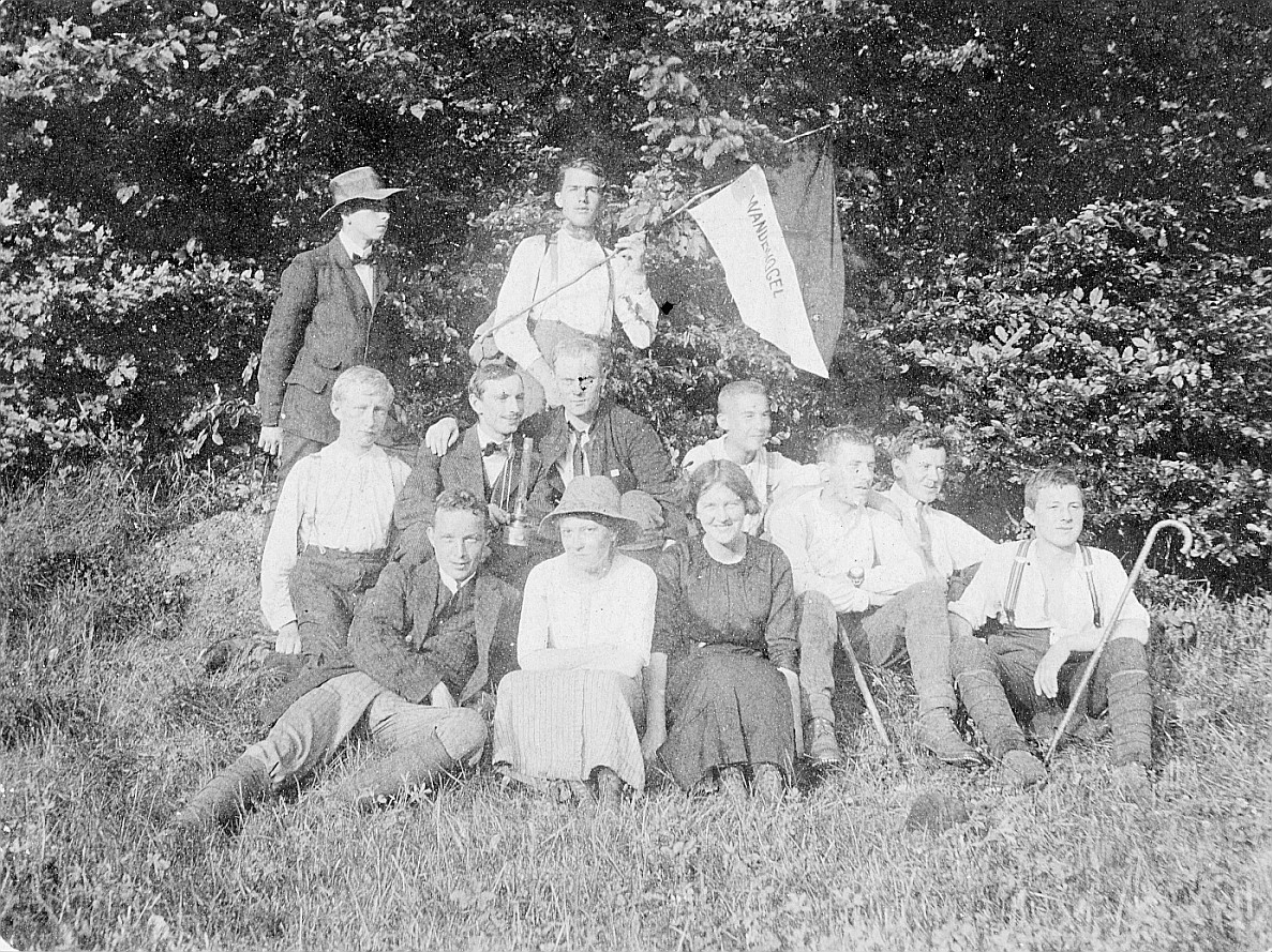 Wandervogel-Ortsgruppe Aarau-Stadt - Gruppenporträt: Wandervögel sitzen auf der Wiese (1918)