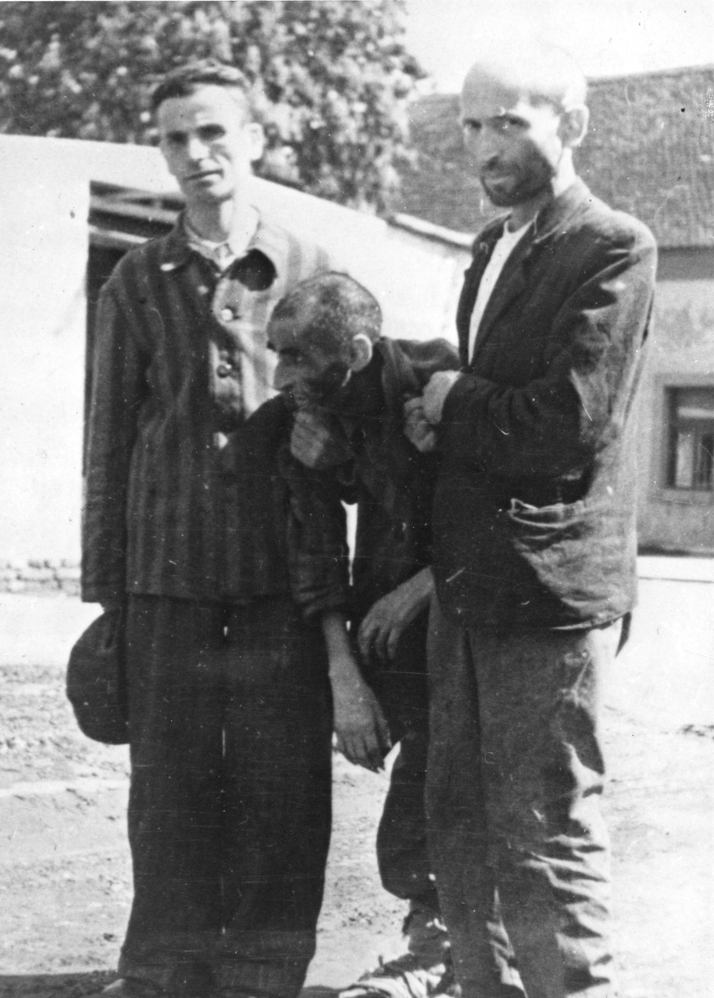 "Teresin [Terezin, Tschechien], déporté malade, soutenu par des camarades (après la libération du camp)" [Konzentrationslager Theresienstadt], um 1950 (Nachkriegszeit)
