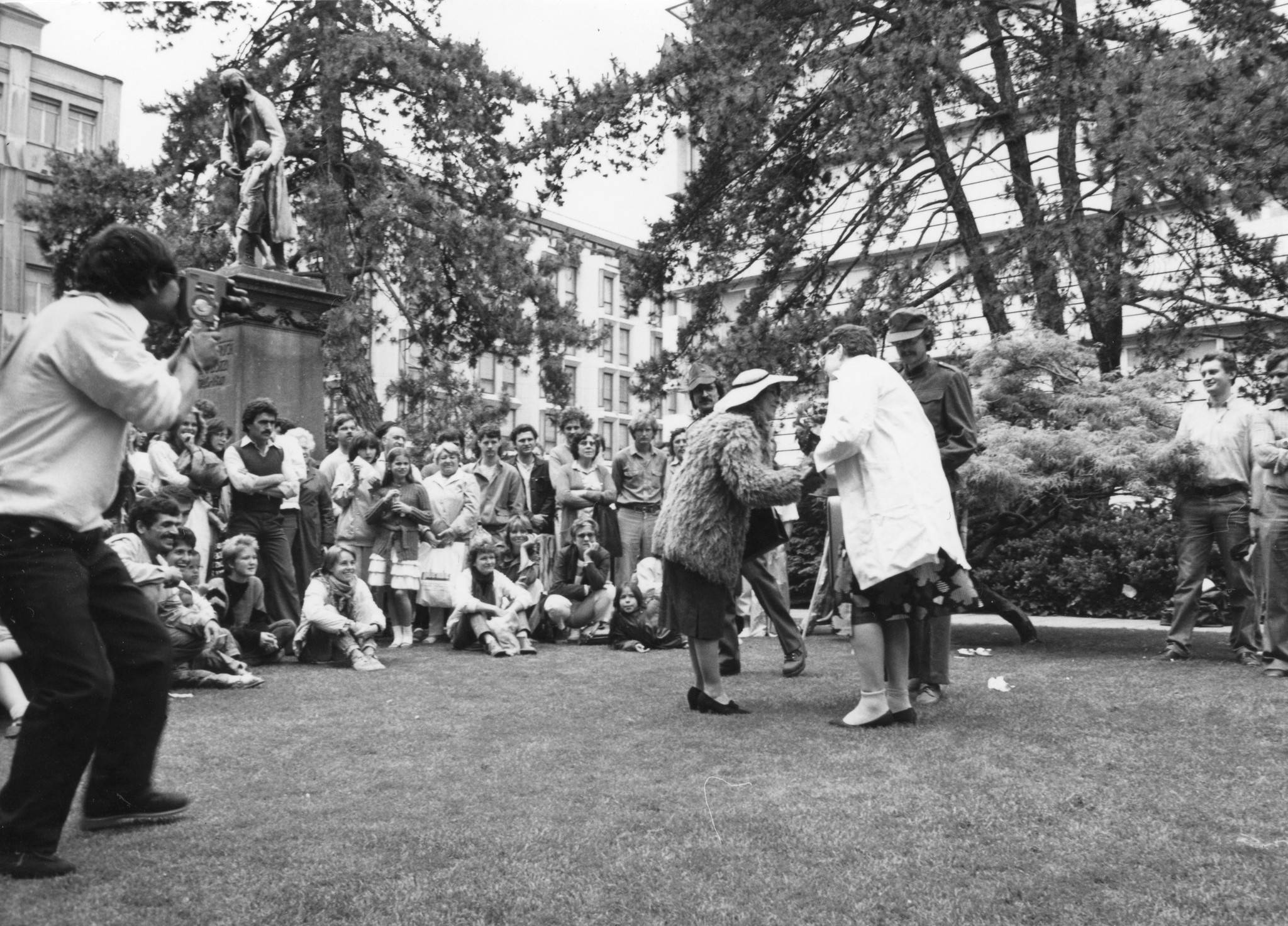 Tag des Flüchtlings 1984; ein Theaterspiel auf der Pestalozziwiese in Zürich mit zahlreichen Zuschauern