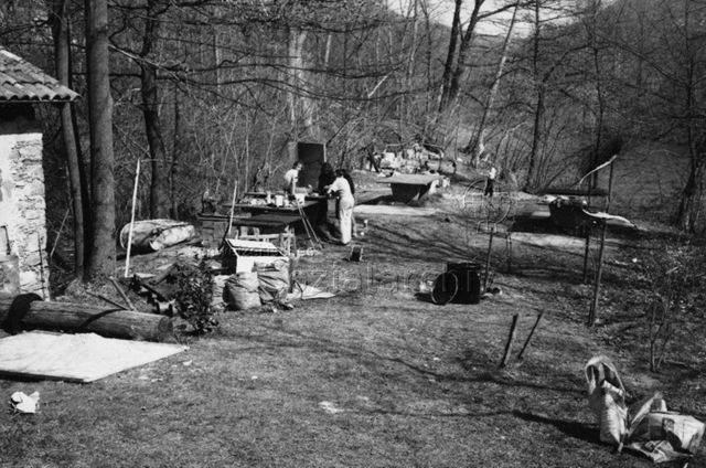 Bosco della Bella, Feriendorf für kinderreiche Familien, Neubau Spiel- und Begegnungsplatz - Männer und Frauen bei der Arbeit, Baustoffe, Werkzeuge; 1987
