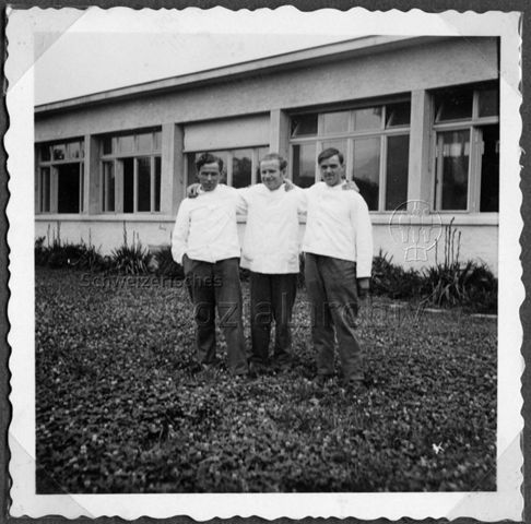 Album Alfred Brauchli, Teil 1/3: 699 Tage Aktivdienst 1939-1945 als Sanitätssoldat bei der Sanitätskompanie I/​7, Thurgau: - Alfred Brauchli (Mitte)