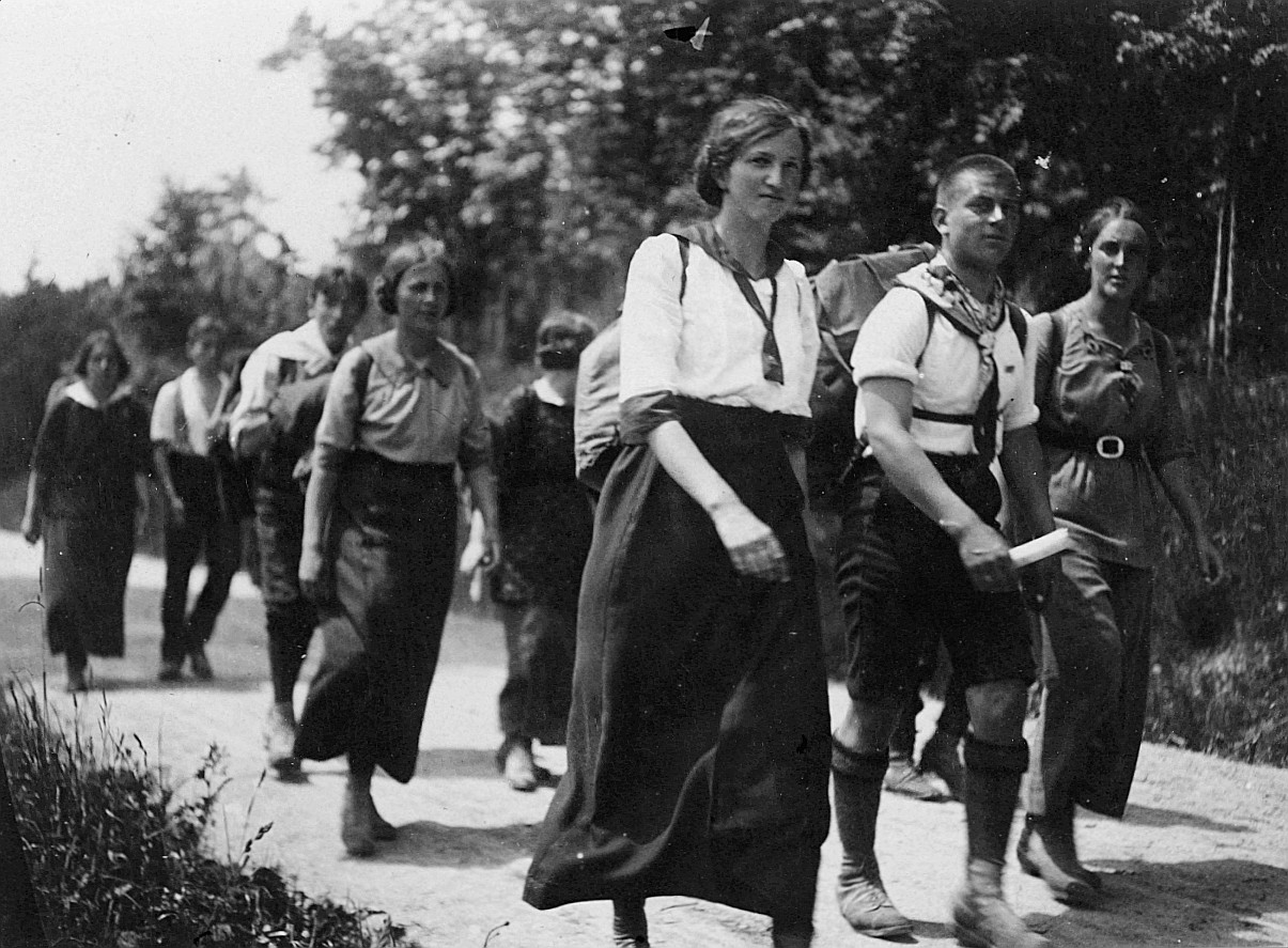 Wandervögel der Ortsgruppe Zürich beim Heimmarsch auf dem Zürichberg (1912)