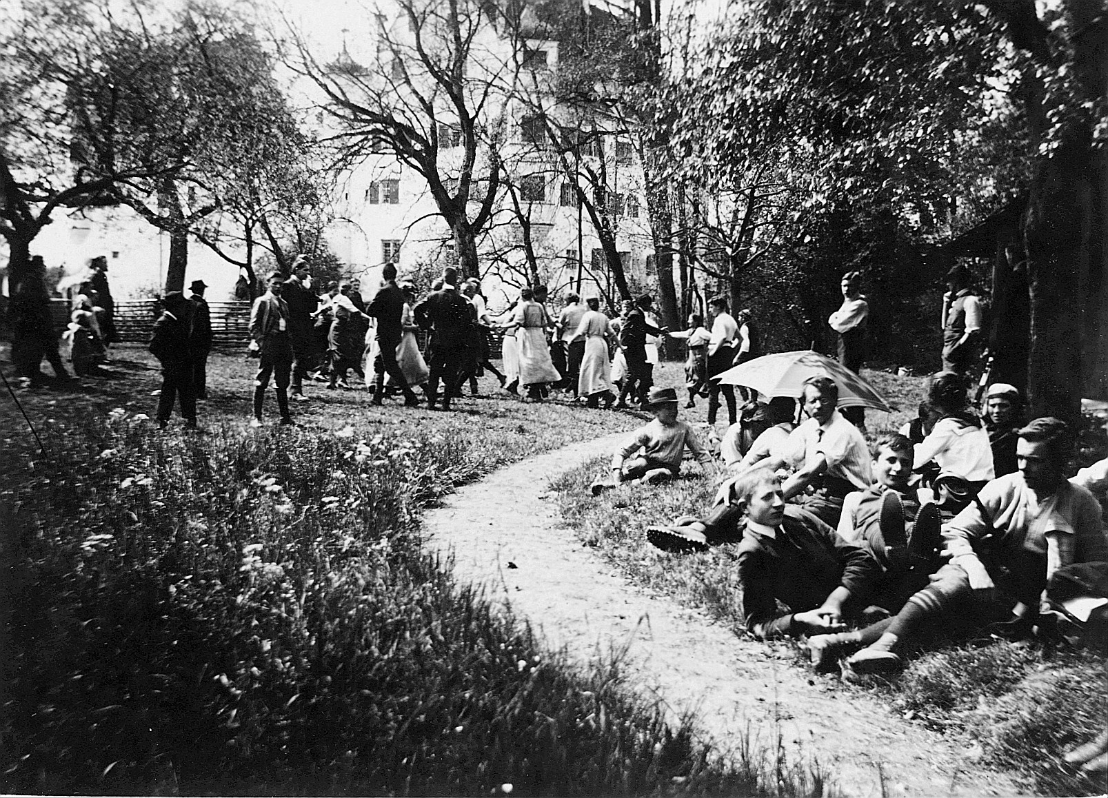 Wandervögel an der Wandervogel-Landsgemeinde in Altenklingen sitzen und tanzen auf der Wiese - Im Hintergrund ist das Schloss Altenk