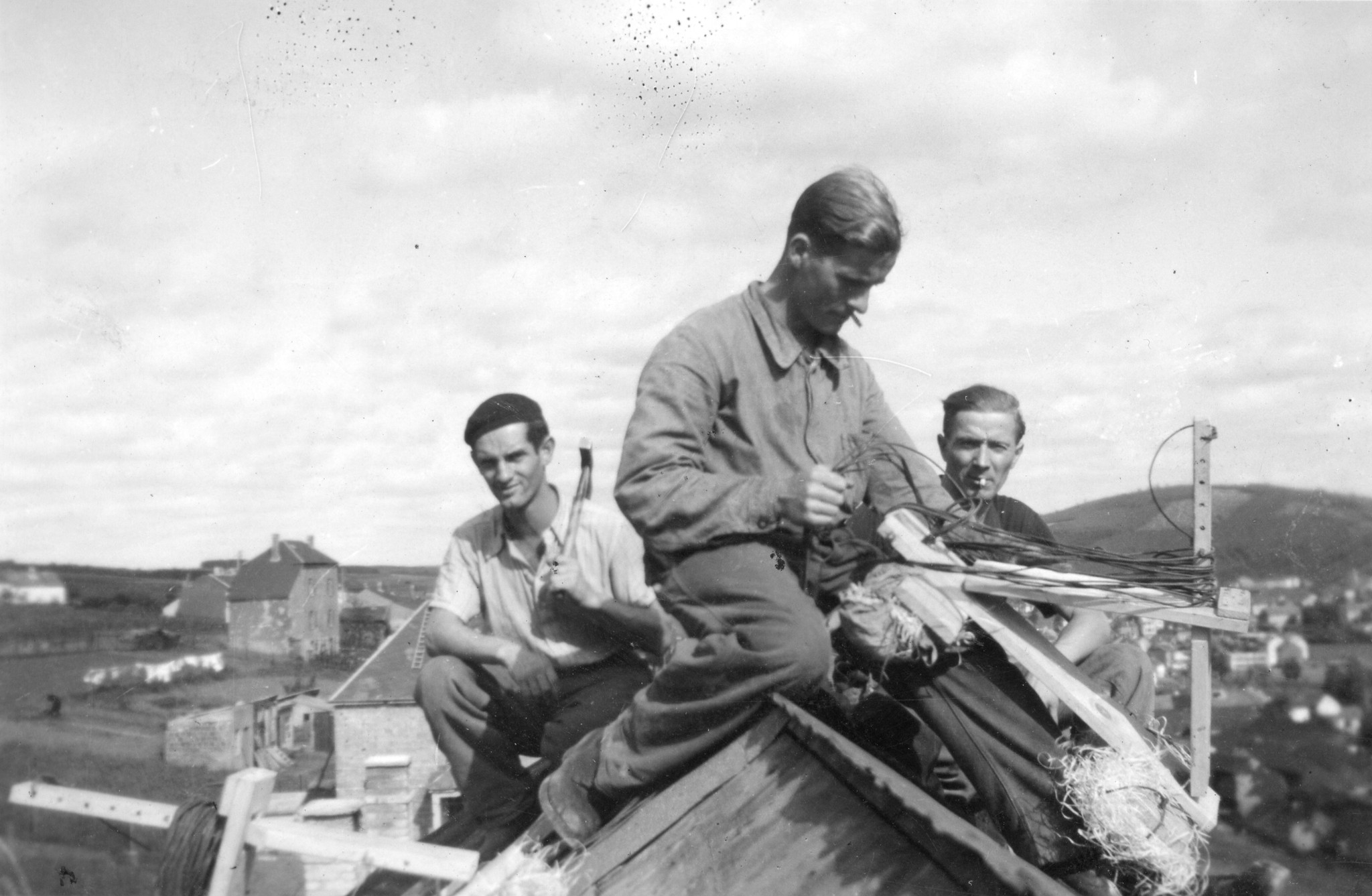 "Luxemburg-Wiltz Aktion 1945"; Männer arbeiten auf dem Dach eines Hauses