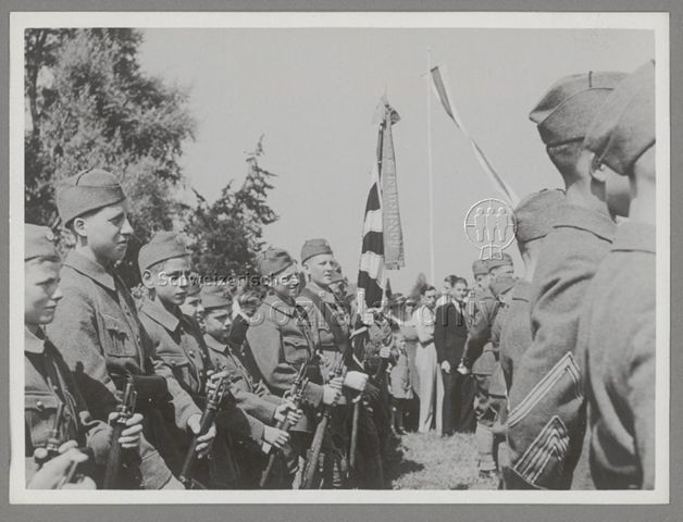 Kadettenkorps, Jugendliche in Uniformen mit Gewehren und Fahne "Kadettenkorps", um 1940