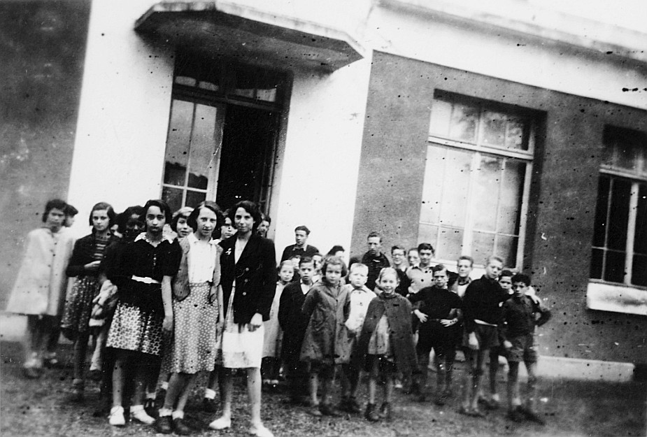 Colonie internationale, Châteauneuf en Thimerais (1953); Kinder vor einem Haus stehend