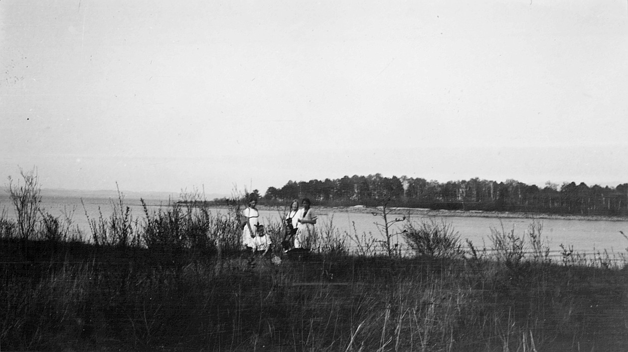 Fahrt der Mädchen der Wandervogelortsgruppe St. Gallen-Klösterli nach Frasnacht (Arbon) an den Bodensee: Mädchen beim See (Juni 1919