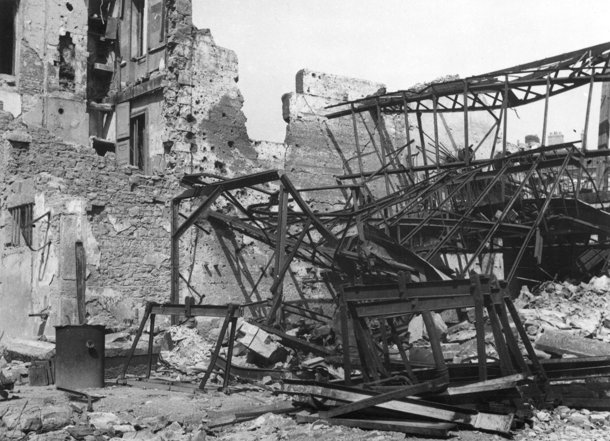 "Lyon 1945. Ansicht der Fabrik TESTE." Zerbombte Industrieanlage