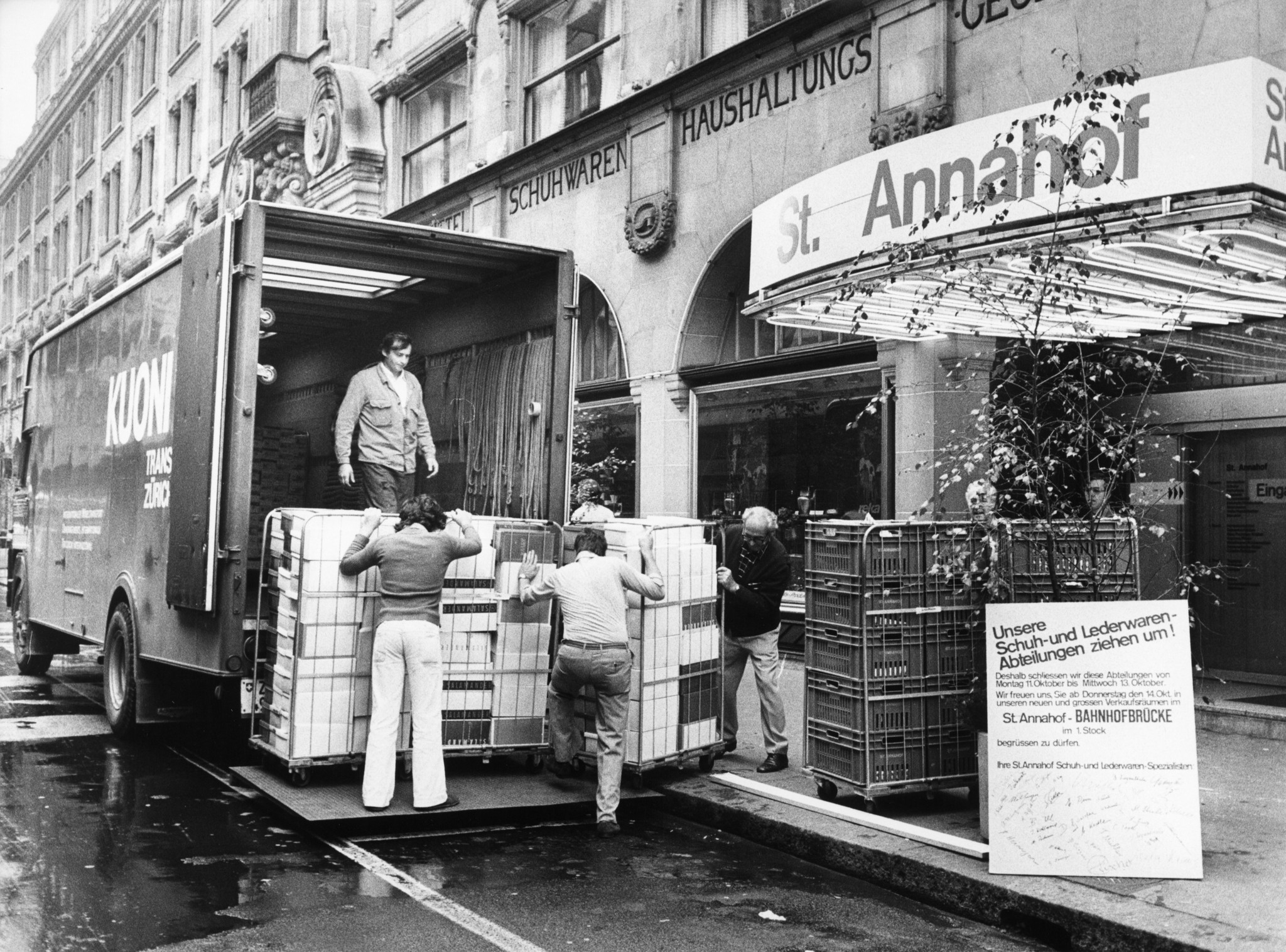 Männer beim Einräumen von Waren in einen Lieferwagen vor dem Warenhaus St. Annahof in Zürich