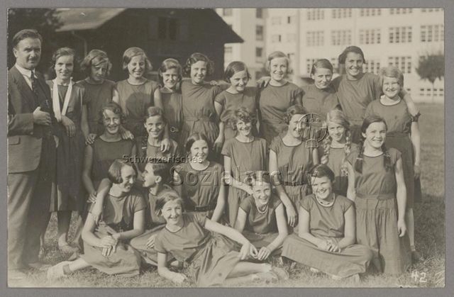 Gruppenfoto einer Schulklasse, Mädchenturnen mit Marie Högger (zweite Reihe von vorne, 2. v. l.), um 1930