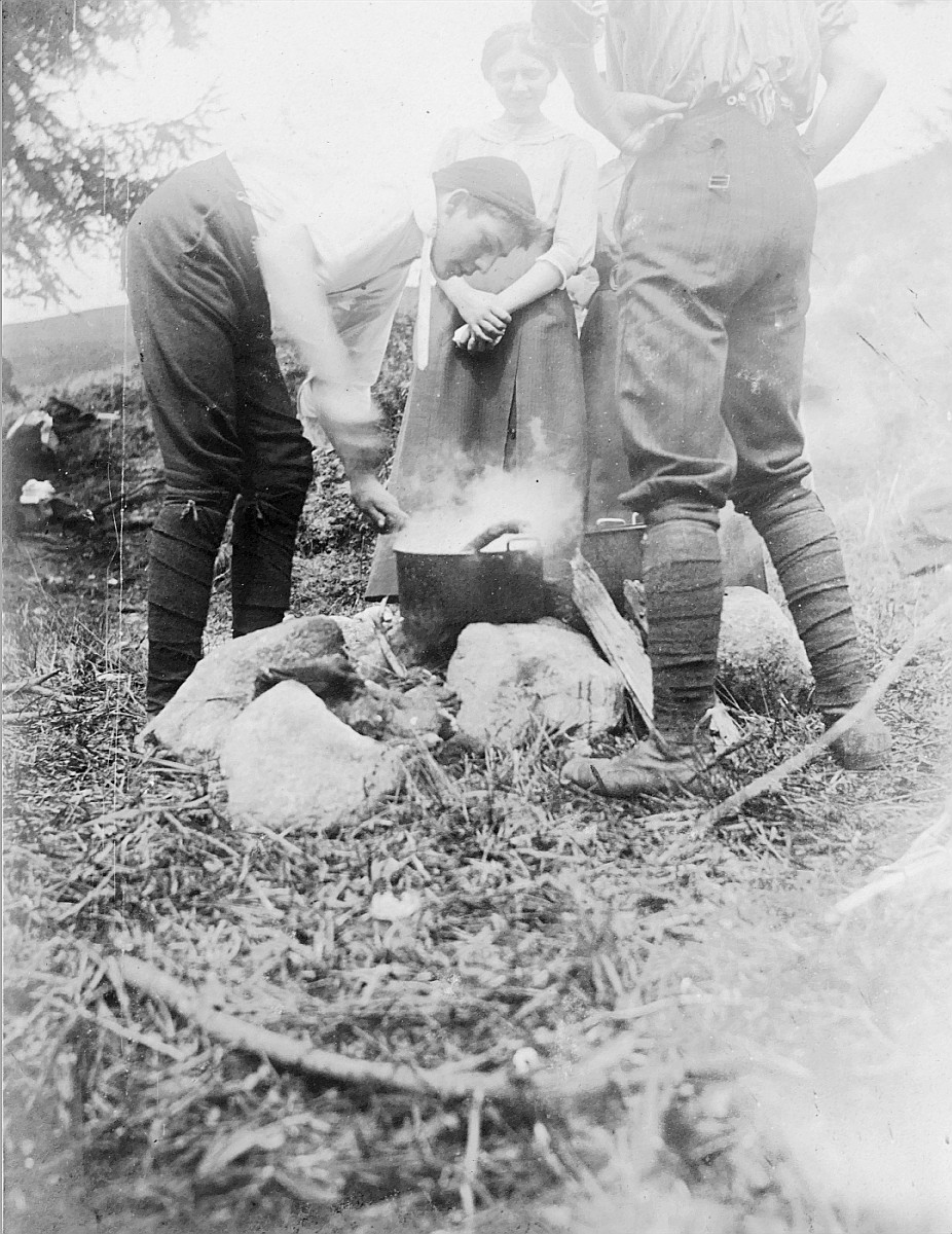 Koch-Idyll auf dem Etzel - Wandervögel kochen auf dem Feuer (1912)
