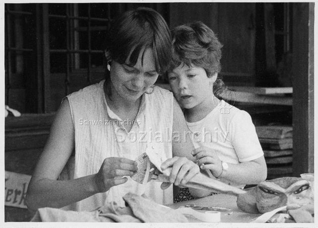 "Spielaktionen" - Mutter und Kind beim Basteln; um 1980