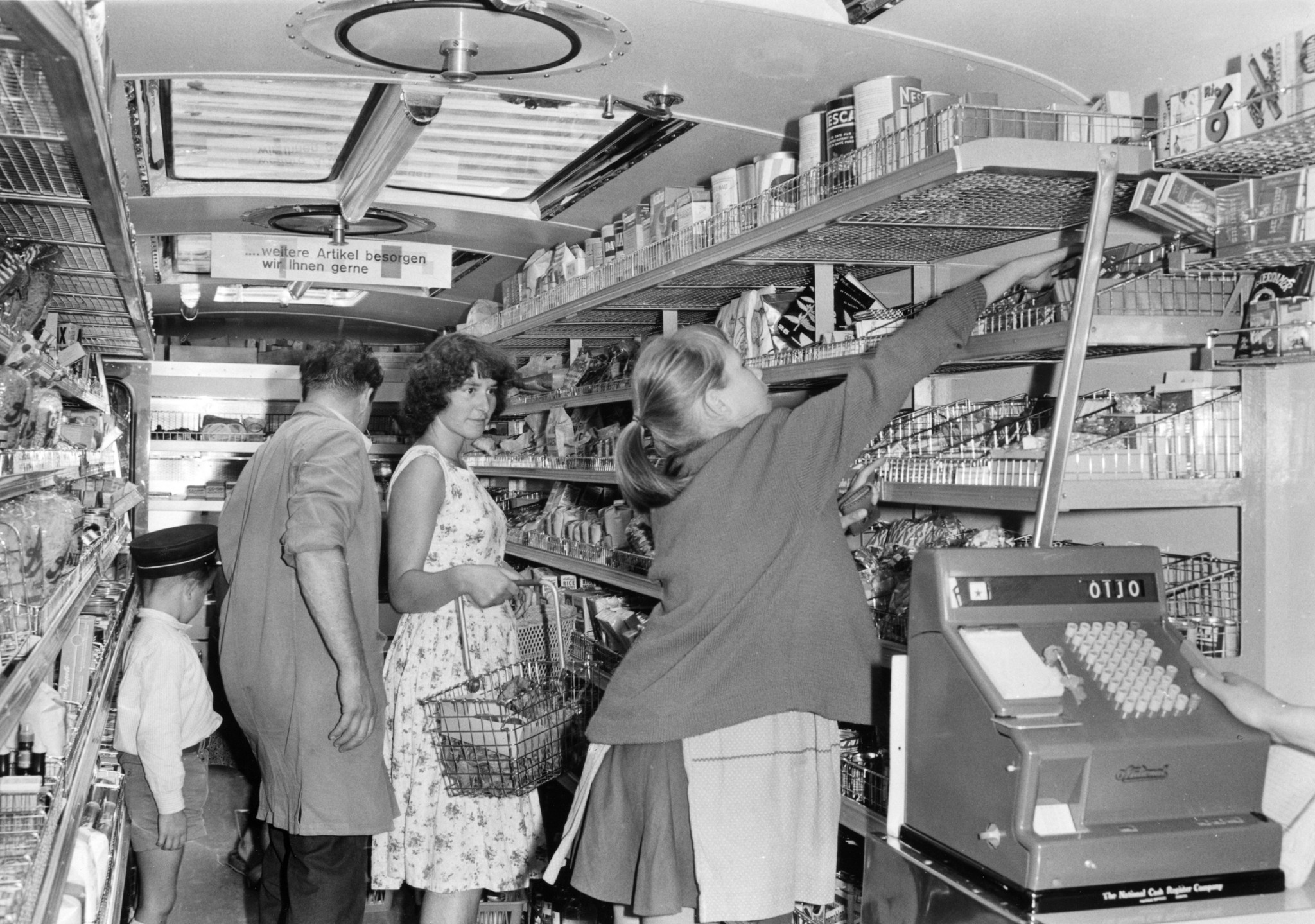 Lebensmittelverkauf ab Wagen: Blick ins Innere eines Verkaufswagens