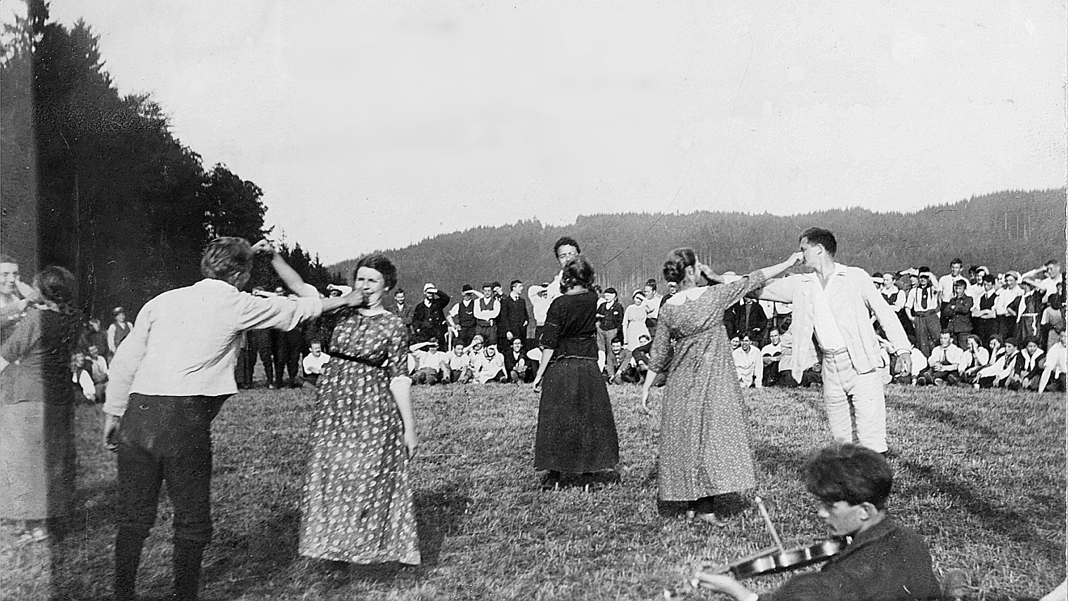 Tanzende Wandervögel auf dem Bantiger bei Bern (vermutlich während der Wandervogel-Landsgemeinde) - Wandervogel Geige spielend (1914