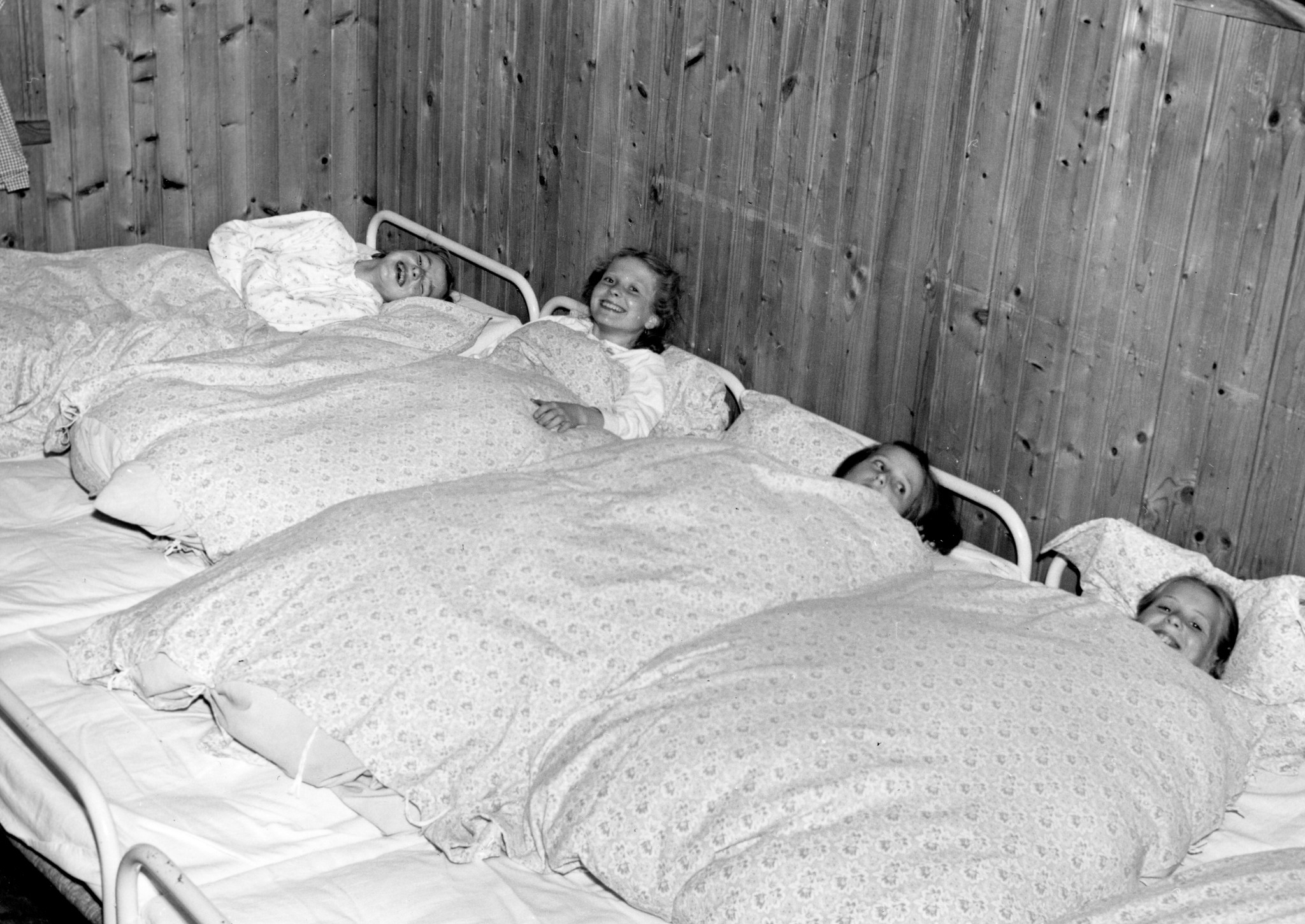 "Friedberg, Grub App. Belgierkolonie, Sommer 1950"; Kinder liegen in ihren Betten