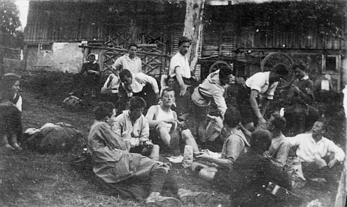 Wandervogel-Landsgemeinde auf dem Sonnenberg (?) - Versammelte Wandervögel auf der Wiese vor einem Bauernhof (1922)