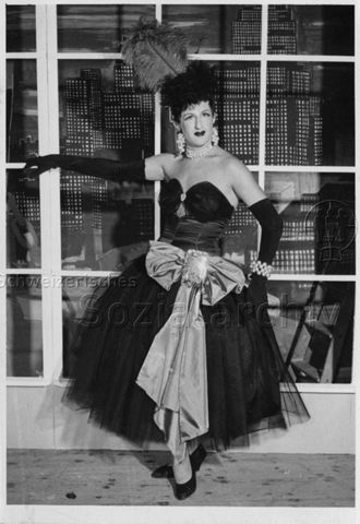 Bertie Wolf als Transvestit - 01.10.1955