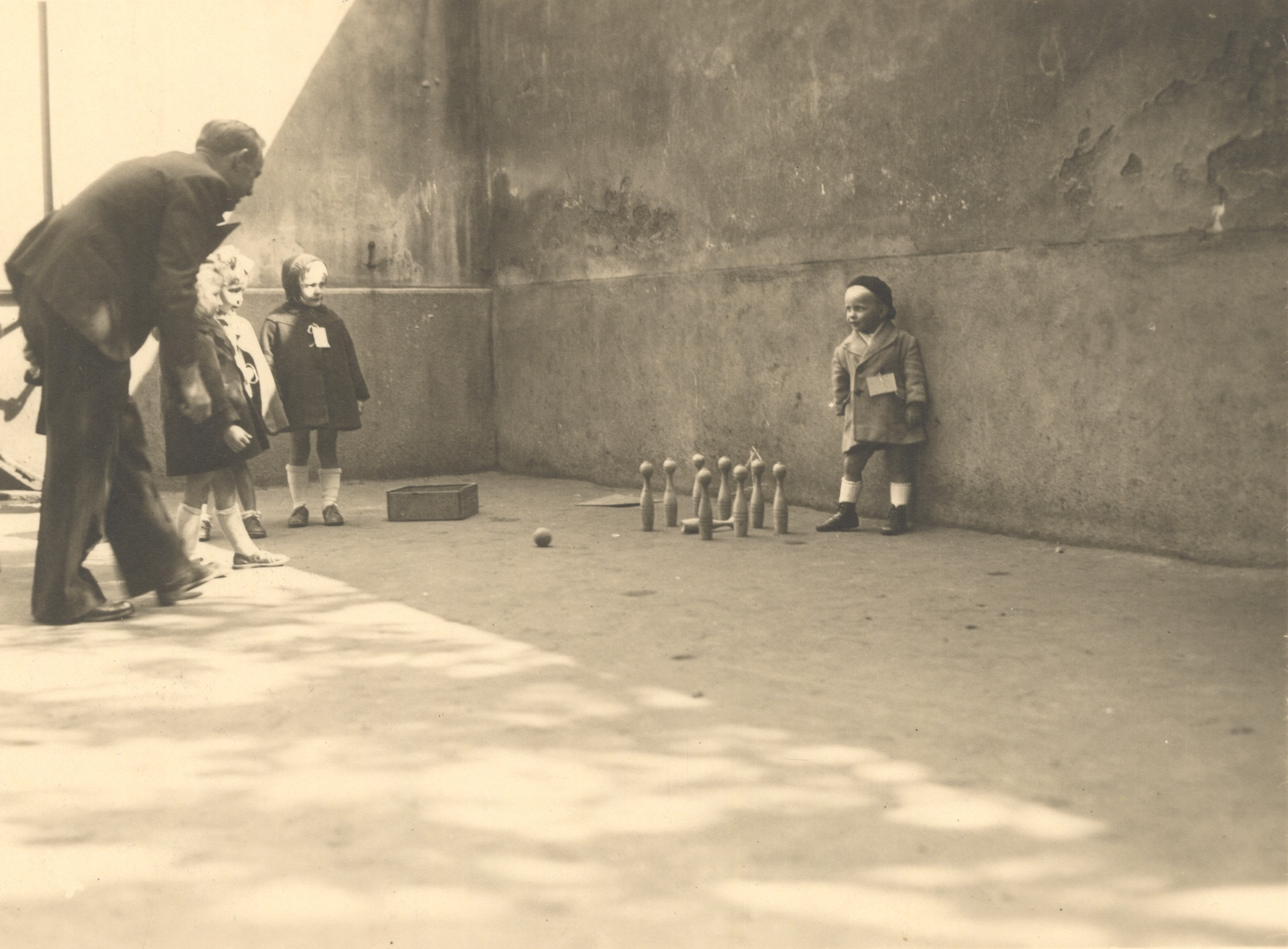 "Lyon, Herbst 1944, Kinder an einem Fest der SAH." Kinder beim Kegelspielen mit Begleiter