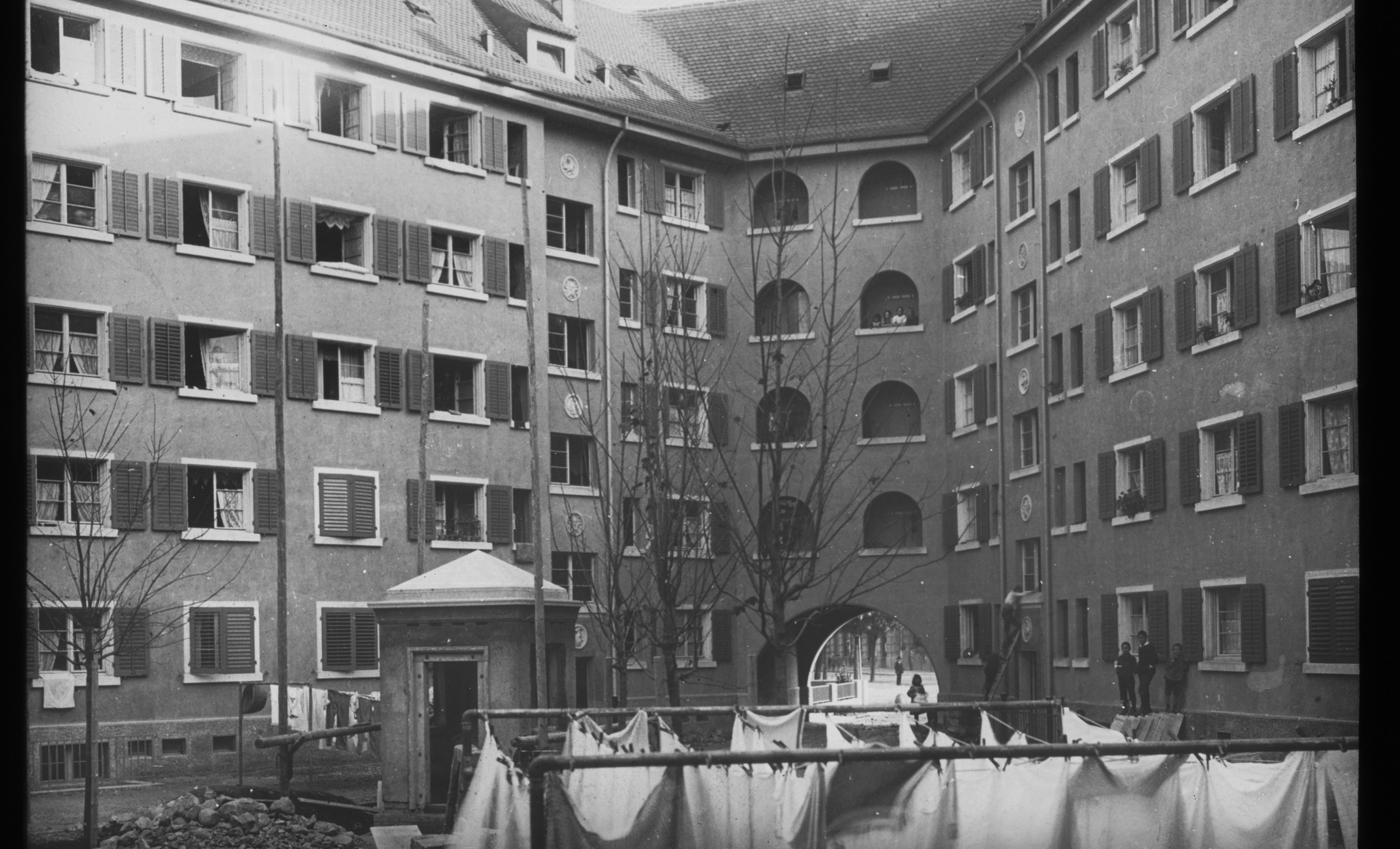 Siedlung der Baugenossenschaft des eidgenössischen Personals BEP: Kolonie Industrie 2, Zürich, 1920 - Innenhof mit aufgehängter Wäsche