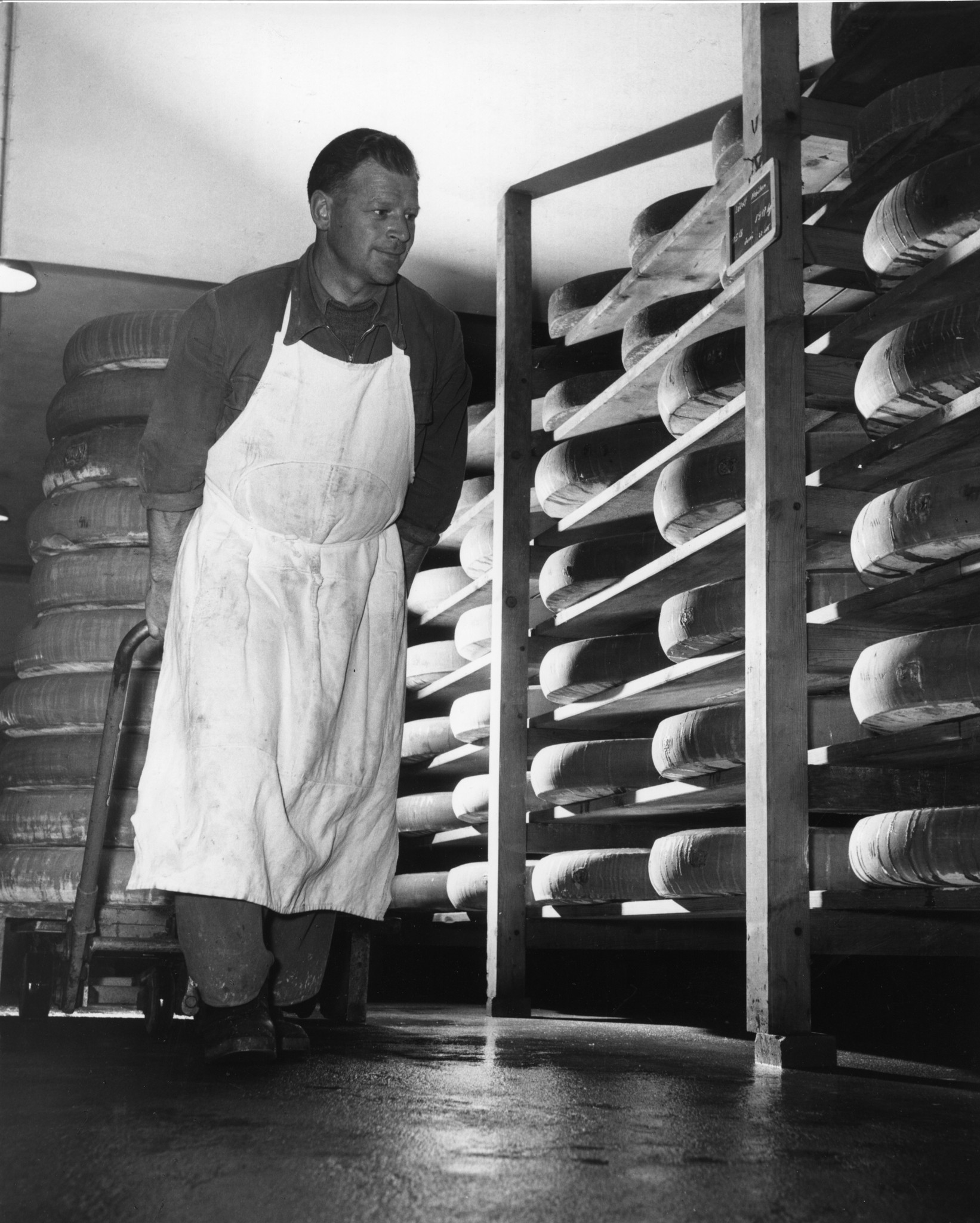 Mann beim Einlagern von Käse