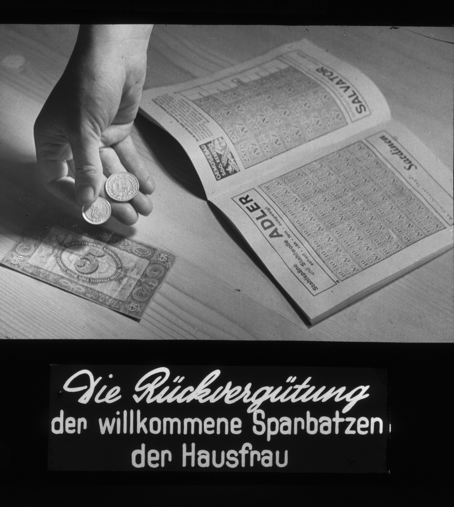 Dia: Rabattmarken-Büchlein, Hand mit Kleingeld, Münzen: "Die Rückvergütung der willkommene Sparbatzen der Hausfrau".