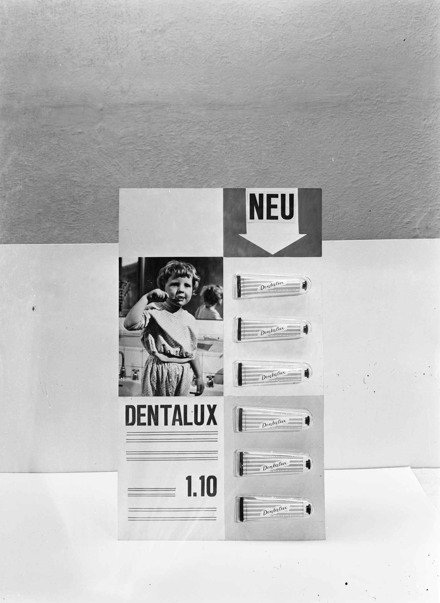 Schaufenster Filiale LVZ: "Dentalux" Zahnpaste