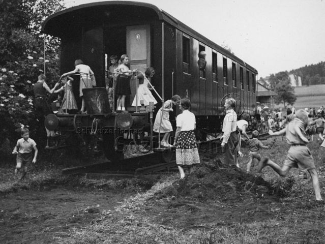 "Park im Grüene", Rüschlikon - Kinder beim Spielen im Zugwaggon; um 1960