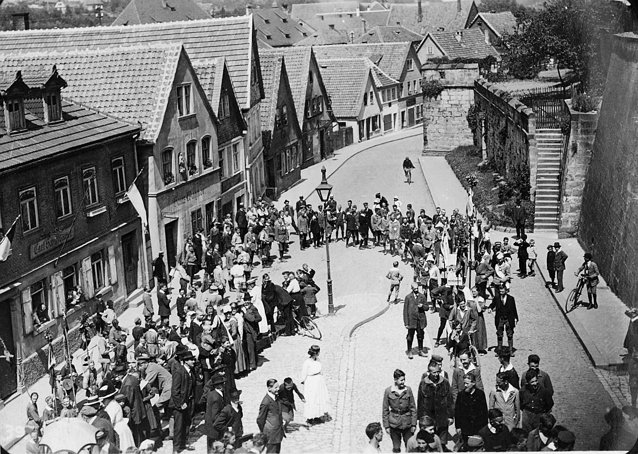 Festzug vor dem Bamberger Tor - Deutsche Wandervögel in Kronach - Radfahrer auf der Strasse (Pfingsten 1920)