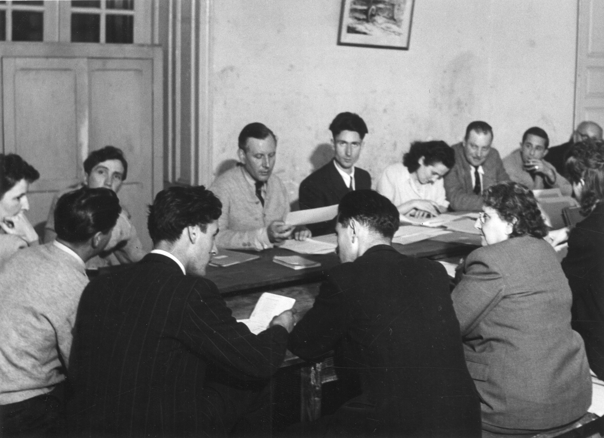 "Longueil-Annel (Ile-de-France) [eigentlich Picardie, Frankreich]", "Lehrkörper der Anstalt" [Schule für invalide, schwachbegabte und schwererziehbare Kinder und Jugendliche], vermutlich um 1950 (Nachkriegszeit)