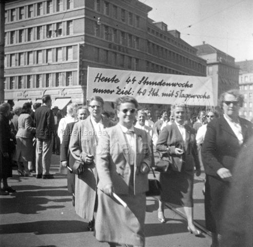 1. Mai, Umzug, Transparent "Heute 44 Stundenwoche, unser Ziel: 40 Std. mit 5 Tagewoche", Zürich, um 1960