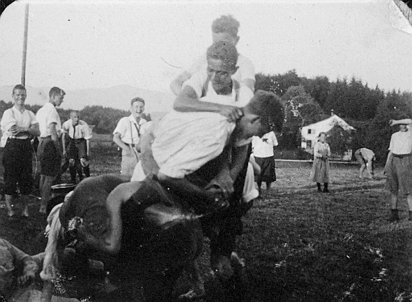 Wandervogel-Landsgemeinde in Hombrechtikon - Wandervögel bei einem Spiel (vermutlich) im Freien (1919)