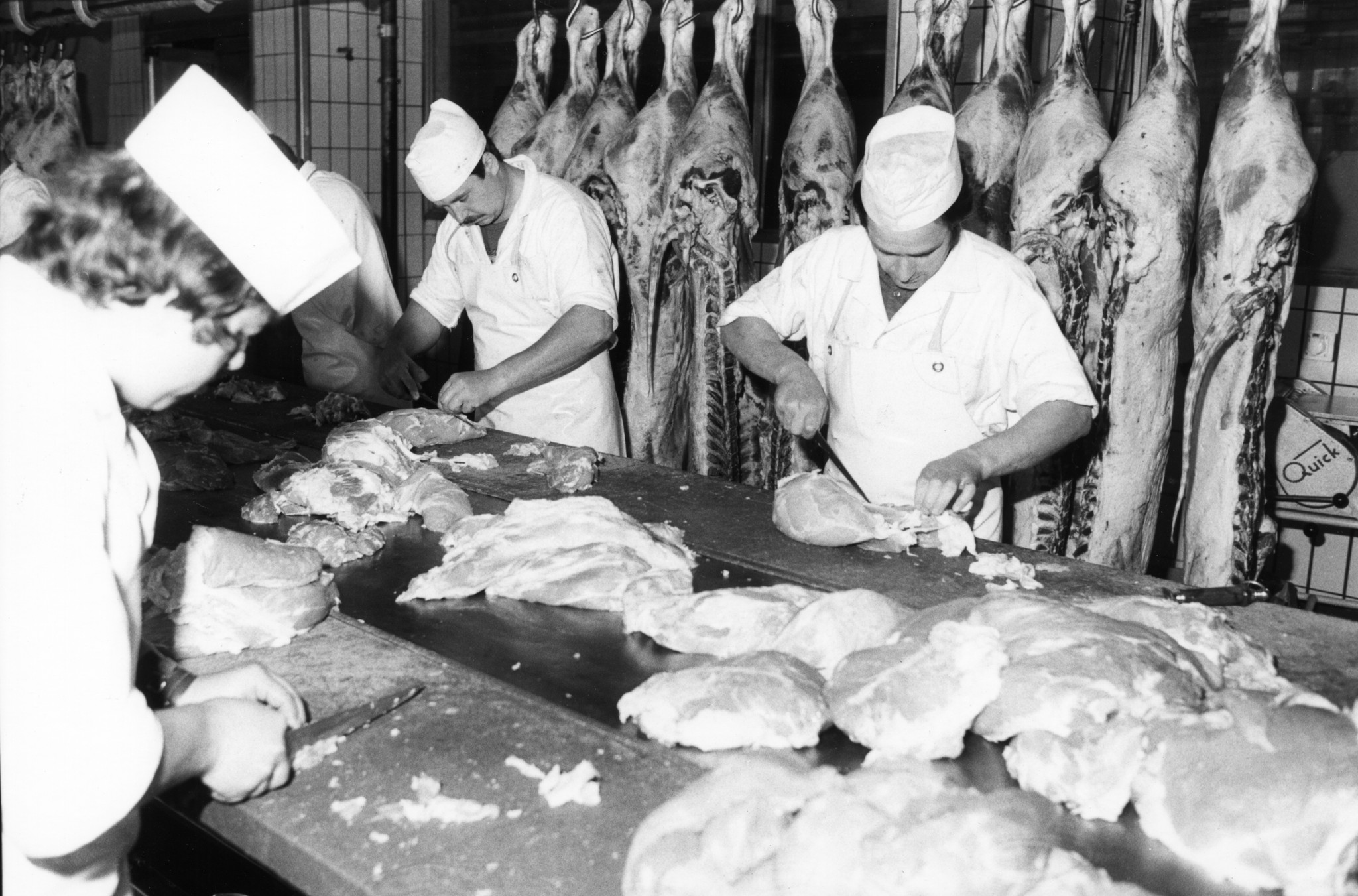 Metzger zerschneiden Fleisch