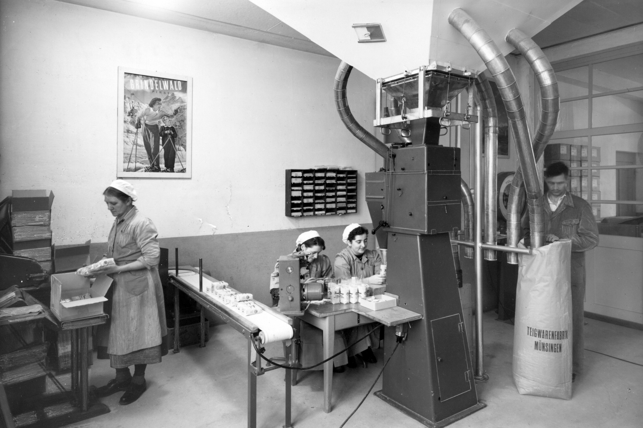 Frauen an einer Abfüllanlage der Teigwarenfabrik Münsingen