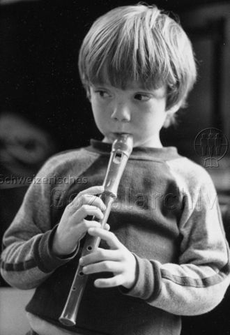 Junge beim Flötespielen; um 1980