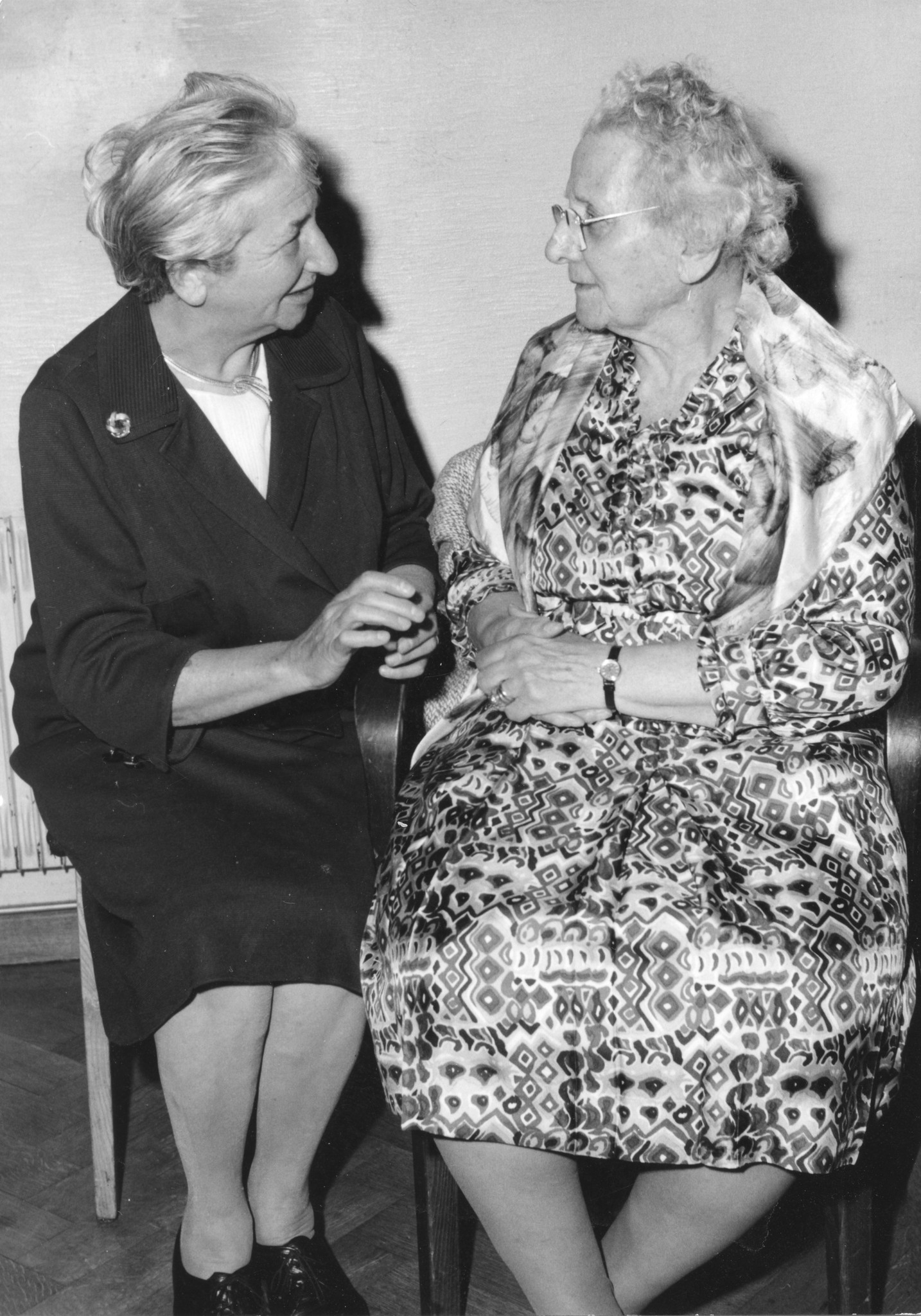 "80. Geburtstag Regina Kägi 08.05.1969"; Regina Kägi-Fuchsmann (rechts) unterhält sich mit Nora Platiel