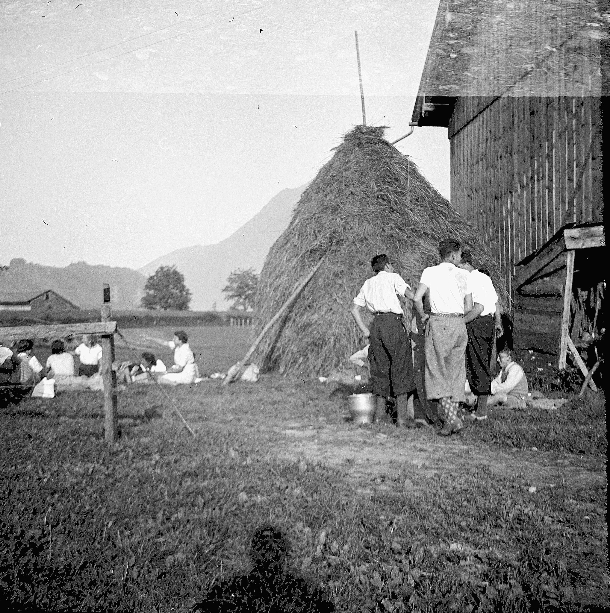 Treffen von Wandervögeln am Walensee - Wandervögel sitzen oder stehen vor einem Bauernhof - Heuhaufen (1938)