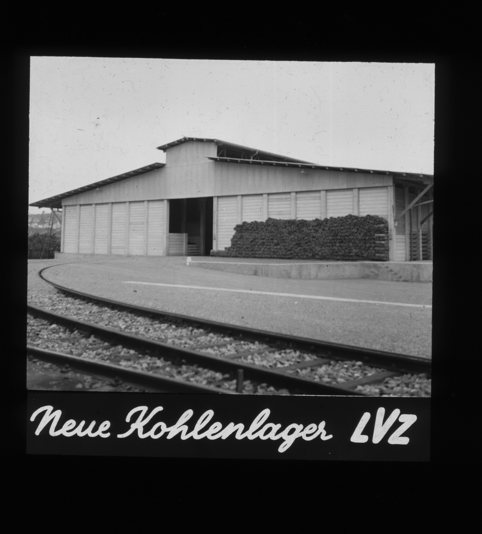 Dia: "Neue Kohlenlager LVZ", Turbinenstrasse, davor Schienen.