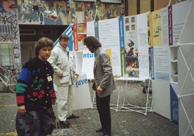 Subito-Stand - Eine Frau und zwei Männer vor dem Infostand; 2000