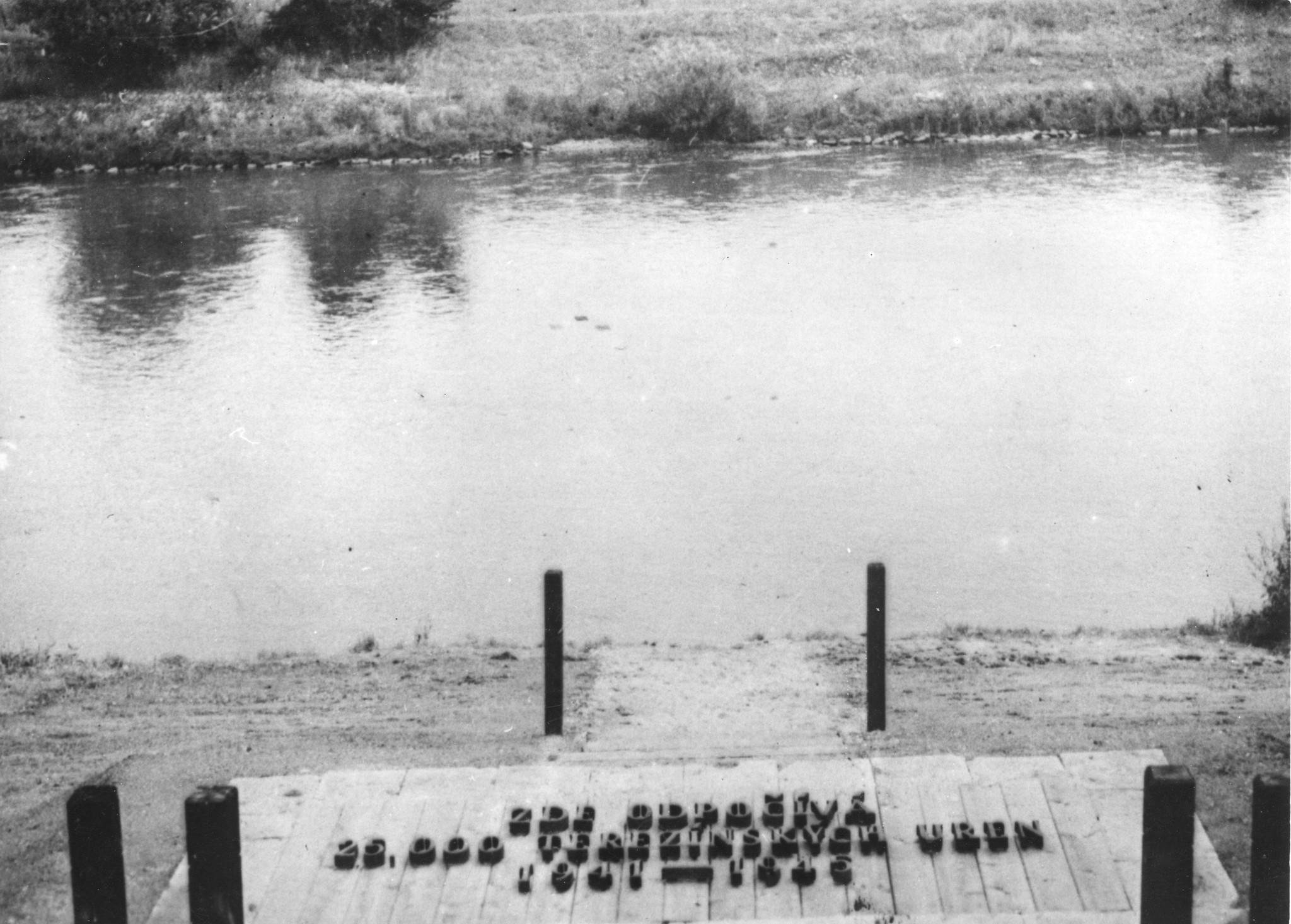 "Teresin [Terezin, Tschechien], endroit où 25.000 urnes ont été jetées dans la rivière Ohrè", [Konzentrationslager Theresienstadt], um 1950 (Nachkriegszeit)