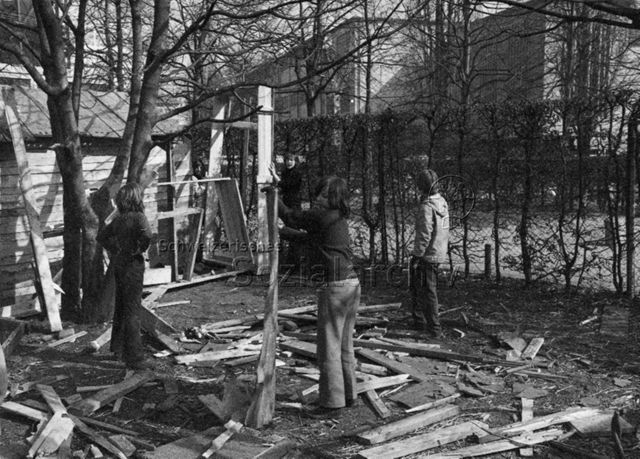 "Robinsonspielplatz Volta, Basel" - Kinder bauen eine Holzhütte; 1973
