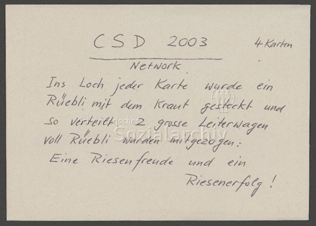"CSD 2003 – Network – 4 Karten – Ins Loch jeder Karte wurde ein Rüebi mit dem Kraut gesteckt und so verteilt. 2 grosse Leiterwagen voll Rüebli wurden mitgezogen: Eine Riesenfreude und ein Riesenerfolg!" – Aktion am Christopher-Street-Day (CSD) 2003 vom Verein Network (Zürich)