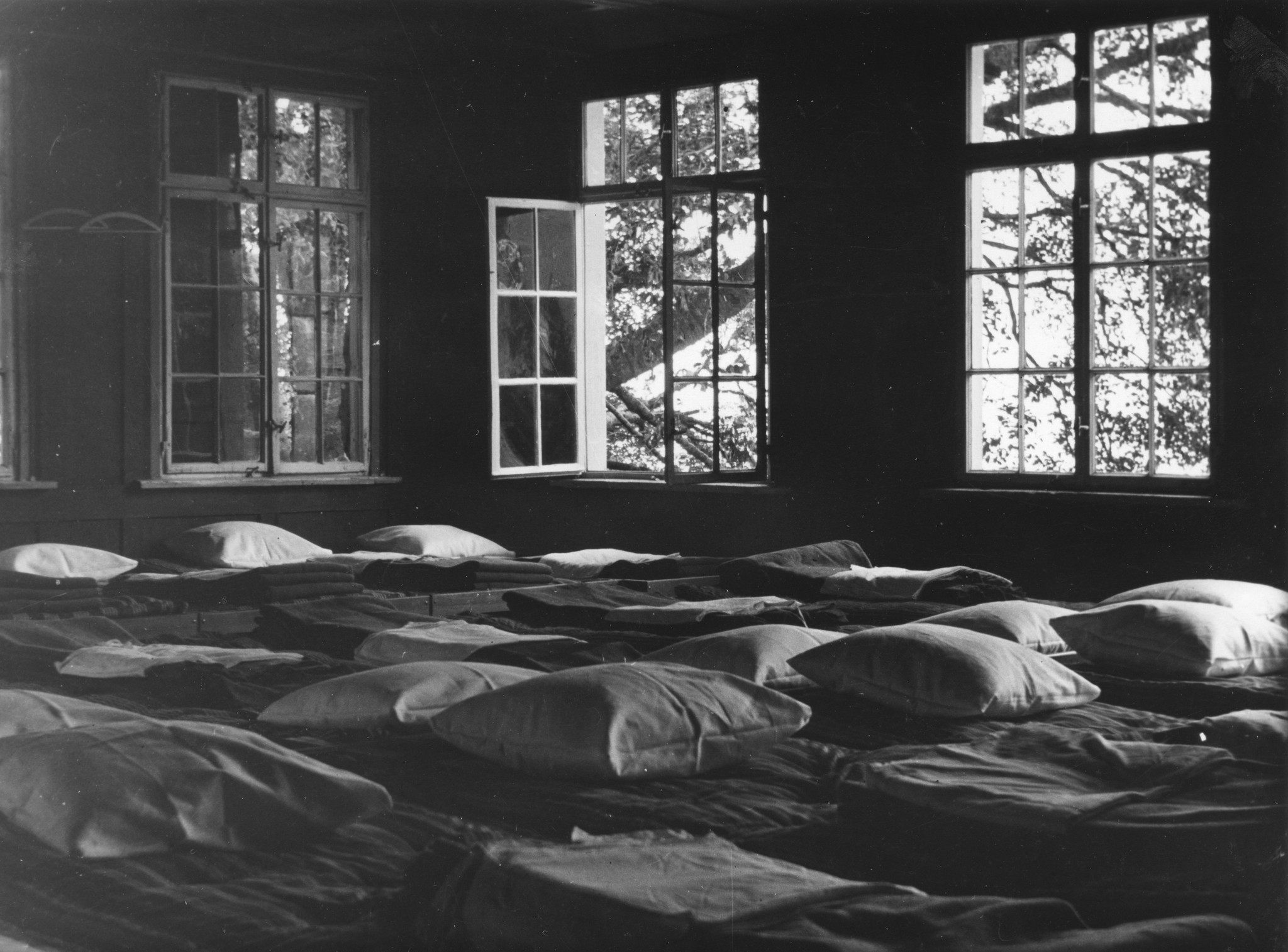 "Ein Blick in den Schlafraum", Betten und Kisten im AKH-Lager, vermutlich von Allgemeinen Krankenhäuser der Stadt Wien (AKH), in Österreich (?) um 1950 (Nachkriegszeit)