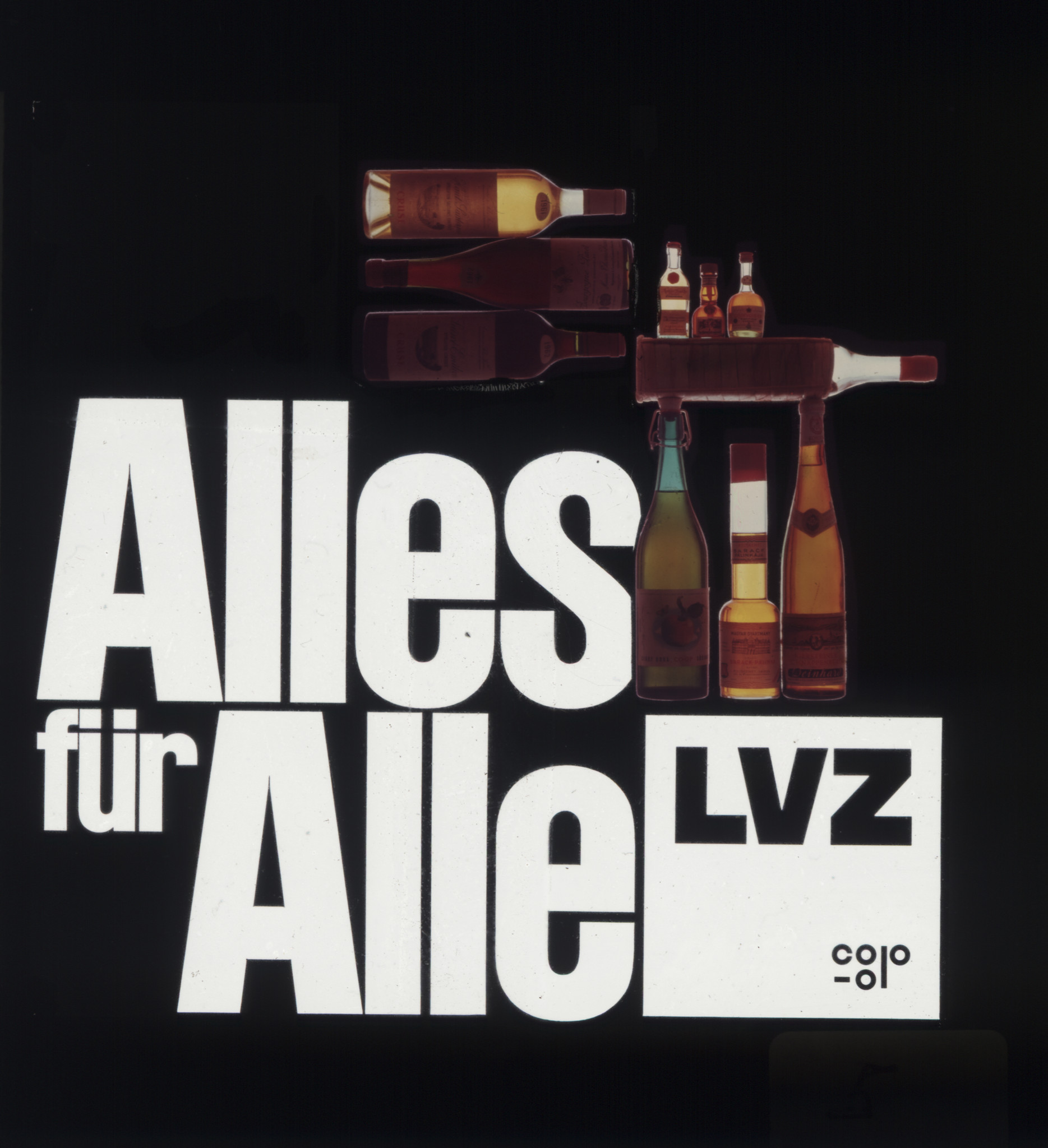 Im Hintergrund  alkoholische Getränke: "Alles für Alle"