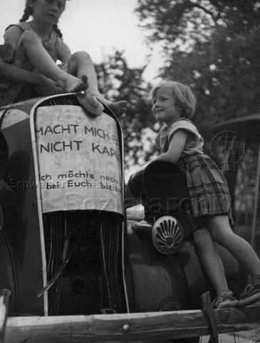Robinsonspielplatz - Mädchen beim Spielen auf einem alten Fahrzeug; um 1965