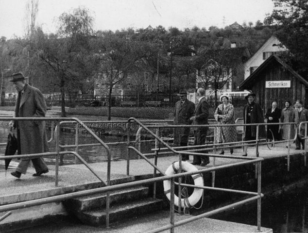 "Ausflung nach Schmerikon, nach dem Mittagessen auf dem Schiffssteg"; 13.04.1957