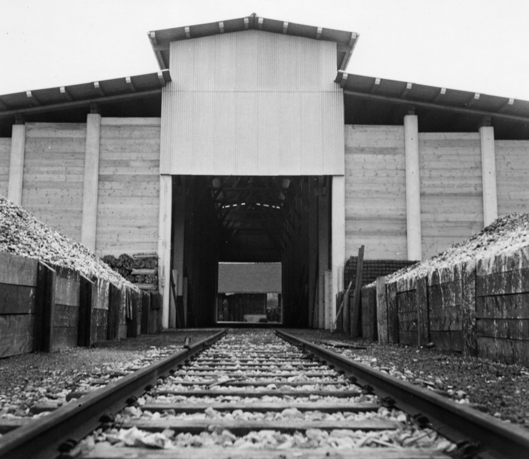 Holz- und Kohlelager an der Turbinenstrasse in Zürich: Bahnschienen führen in eine Lagerhalle