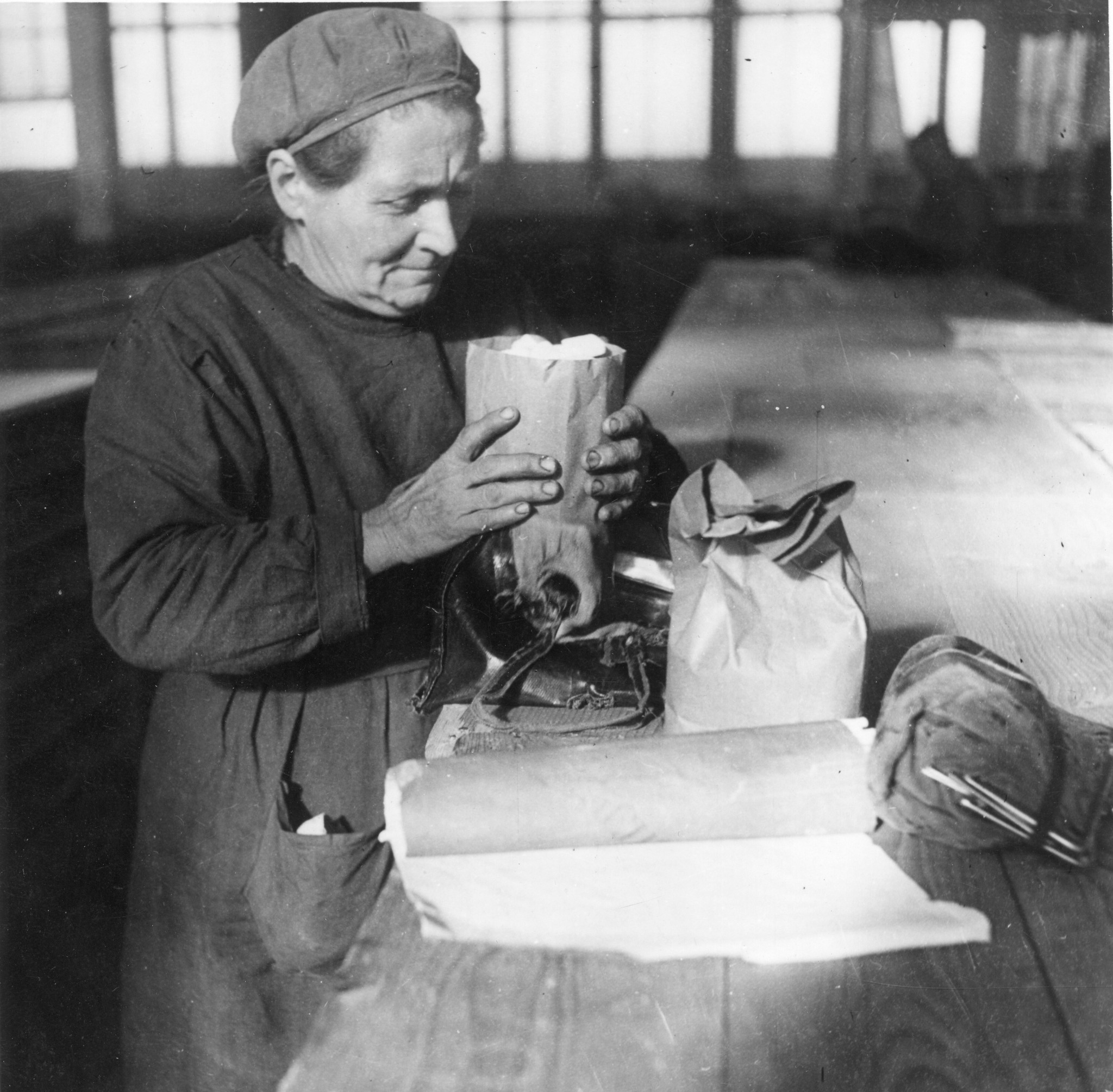"Lyon, Oktober 1944. Französische Arbeiter und Arbeiterinnen der Fabriken Berliet nehmen Lebensmittel des SAH in Empfang."